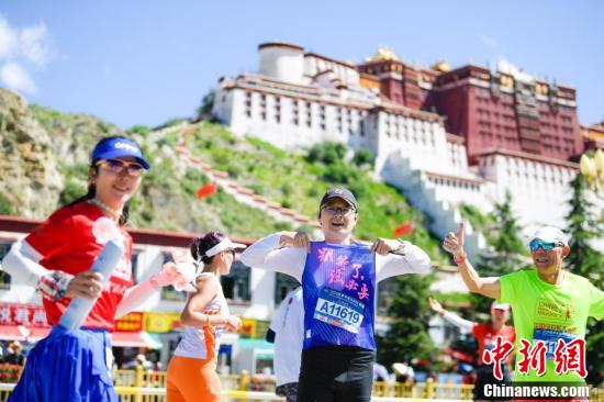 2024拉萨半程马拉松鸣枪开跑  第9张