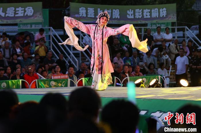 贵州桐梓“村晚”持续上演 引万人观看  第3张