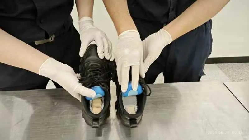 一旅客鞋内藏匿347.5克足金制品 被深圳皇岗海关查获  第2张