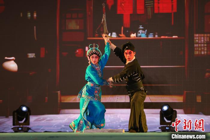 贵州桐梓“村晚	”持续上演 引万人观看  第5张