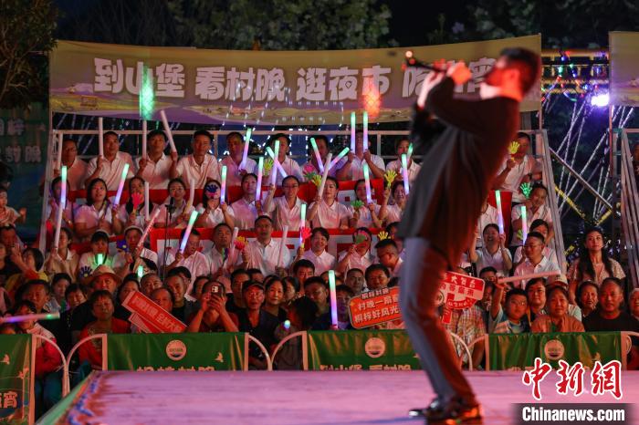 贵州桐梓“村晚”持续上演 引万人观看  第9张
