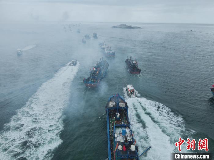福建南日岛唱响“开海歌” 争撒开渔“第一网”  第2张
